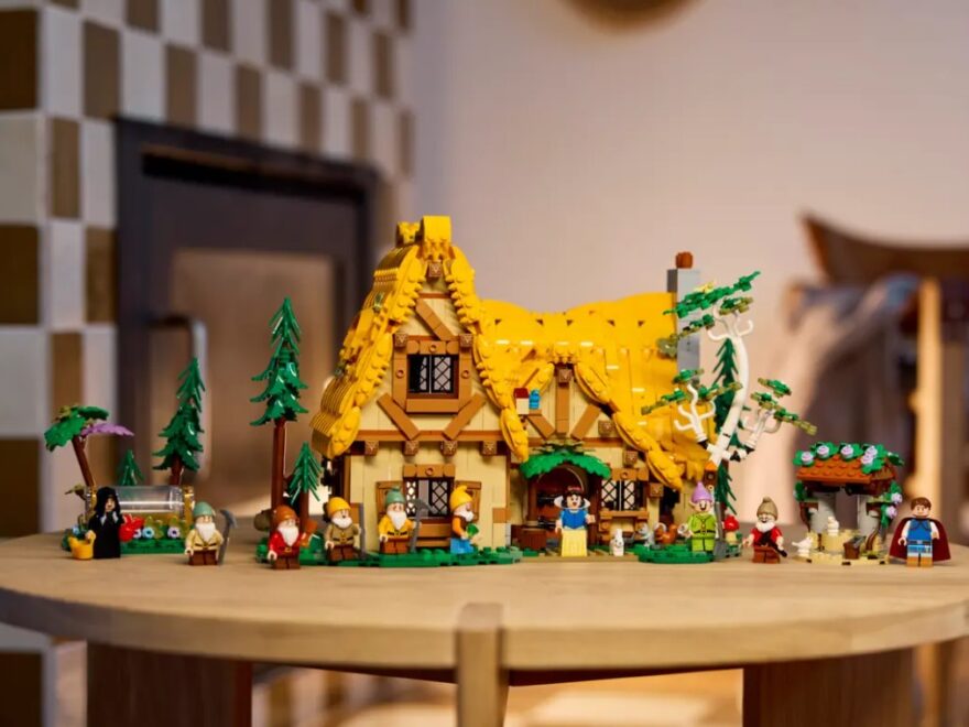 LEGO Snow White and the Seven Dwarfs Cottage